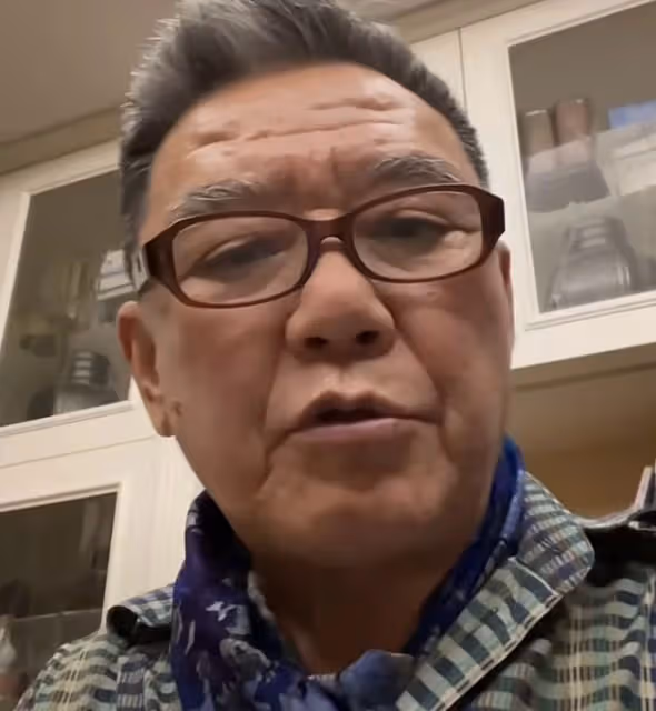 77歲凌峰罕露面精神好，獨居泰國買公寓養老，與小18歲妻子已斷聯
