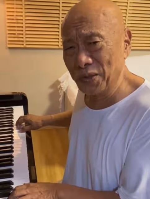 77歲凌峰罕露面精神好，獨居泰國買公寓養老，與小18歲妻子已斷聯