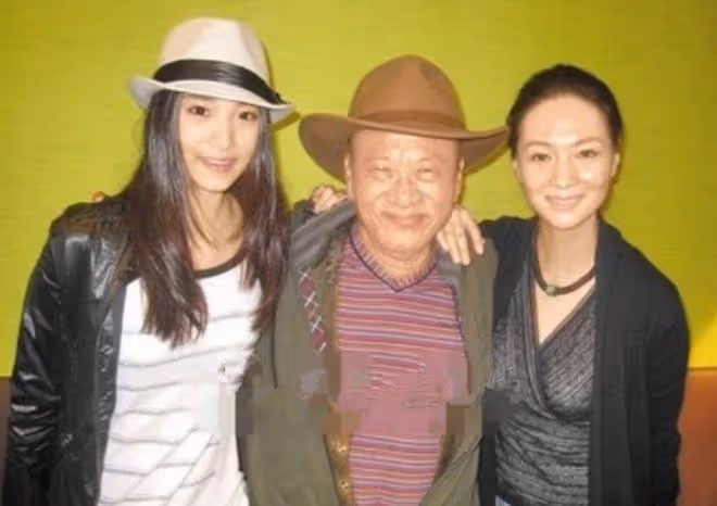 77歲凌峰罕露面精神好，獨居泰國買公寓養老，與小18歲妻子已斷聯