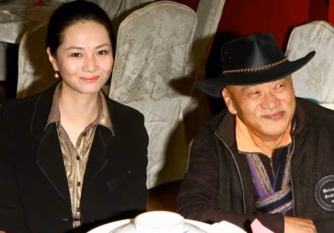 77歲凌峰罕露面精神好，獨居泰國買公寓養老，與小18歲妻子已斷聯