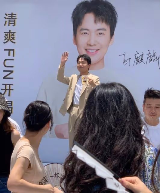 26歲郭麒麟生圖曝光，打扮成熟身材圓潤，網友：只有165嗎？