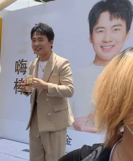 26歲郭麒麟生圖曝光，打扮成熟身材圓潤，網友：只有165嗎？