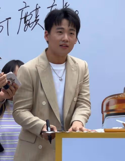 26歲郭麒麟生圖曝光，打扮成熟身材圓潤，網友：只有165嗎？