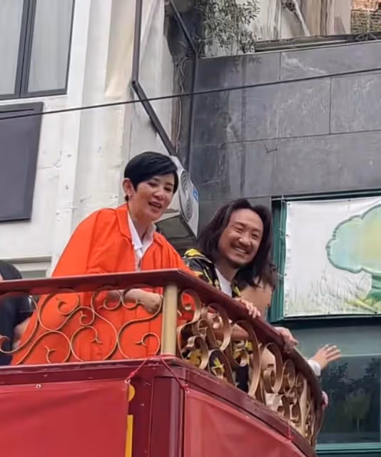 吳君如跟鄭中基現身銅鑼灣，上千人跟著追，網友：不至於吧？