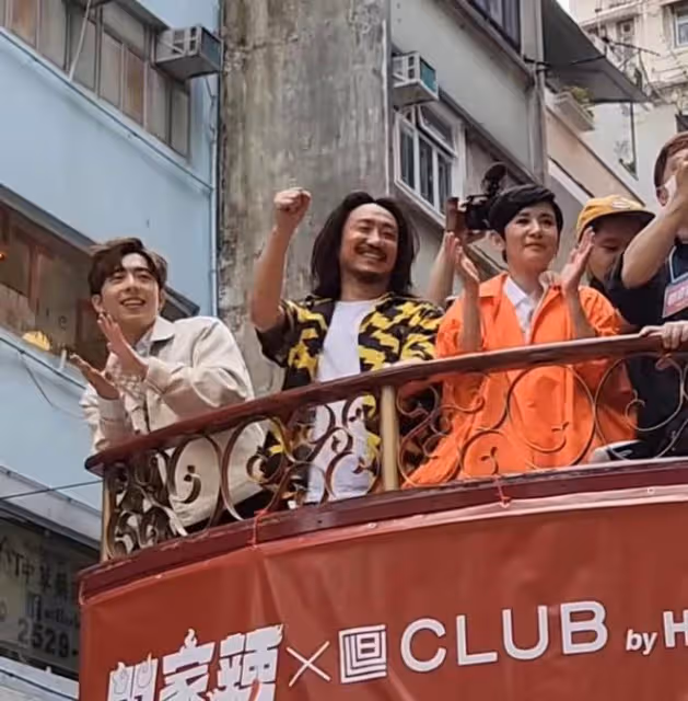 吳君如跟鄭中基現身銅鑼灣，上千人跟著追，網友：不至於吧？