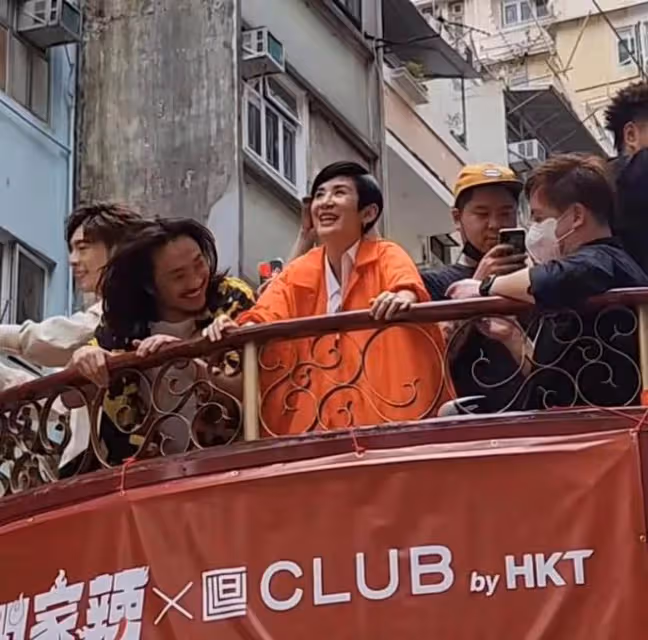 吳君如跟鄭中基現身銅鑼灣，上千人跟著追，網友：不至於吧？