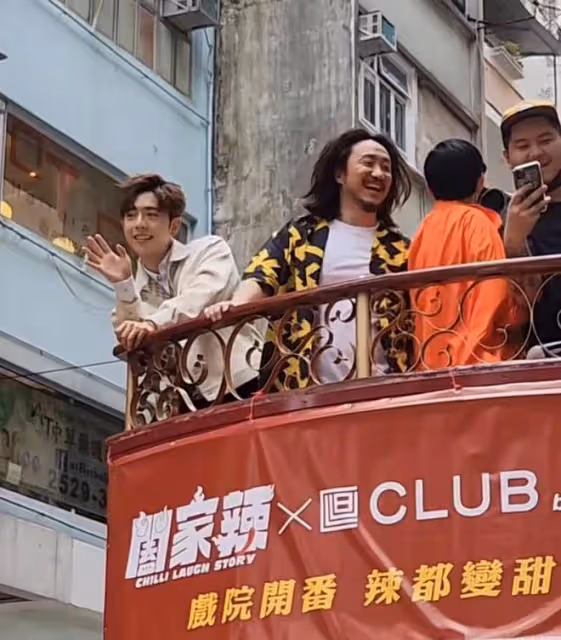 吳君如跟鄭中基現身銅鑼灣，上千人跟著追，網友：不至於吧？