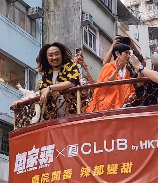 吳君如跟鄭中基現身銅鑼灣，上千人跟著追，網友：不至於吧？