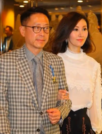 最牛富二代開畫展,賭王繼承人親臨現場關照,許晉亨夫婦不敢不來
