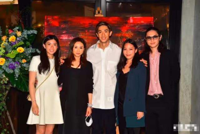 最牛富二代開畫展,賭王繼承人親臨現場關照,許晉亨夫婦不敢不來