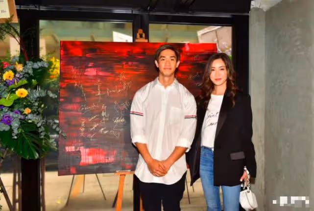 最牛富二代開畫展，賭王繼承人親臨現場關照，許晉亨夫婦不敢不來