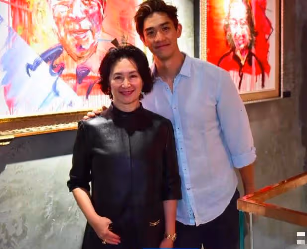 最牛富二代開畫展，賭王繼承人親臨現場關照，許晉亨夫婦不敢不來