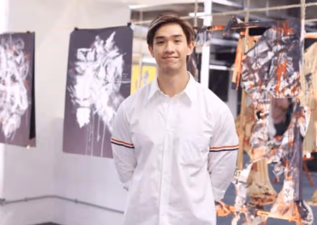 最牛富二代開畫展，賭王繼承人親臨現場關照，許晉亨夫婦不敢不來