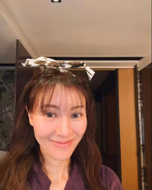 李嘉欣素顏照曝光,剪齊劉海換新發型,額頭渾圓雙眼皮變寬,網友:這才是最真實的狀態