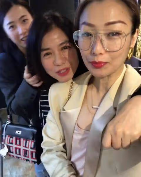 鐘楚紅跟好友爬山合影,素顏皺紋多鼻頭塌,但自信大方氣質優雅!