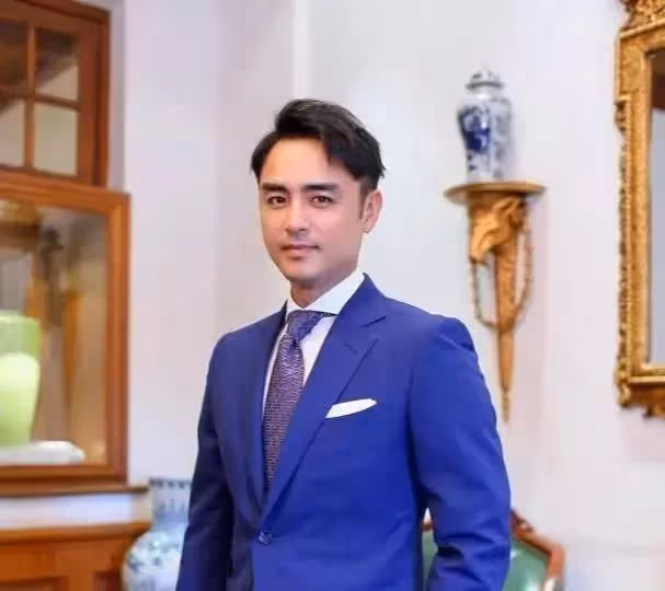 41歲明道家中內景曝光!住著一套老舊步梯房,超大玻璃推拉門光線充足,簡約樸素太接地氣了