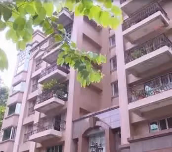 41歲明道家中內景曝光!住著一套老舊步梯房,超大玻璃推拉門光線充足,簡約樸素太接地氣了