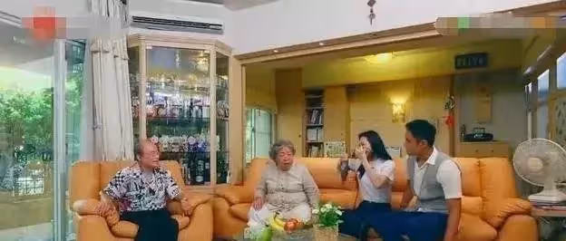 41歲明道家中內景曝光!住著一套老舊步梯房,超大玻璃推拉門光線充足,簡約樸素太接地氣了