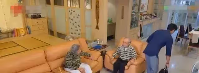 41歲明道家中內景曝光!住著一套老舊步梯房,超大玻璃推拉門光線充足,簡約樸素太接地氣了