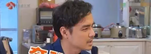 41歲明道家中內景曝光!住著一套老舊步梯房,超大玻璃推拉門光線充足,簡約樸素太接地氣了