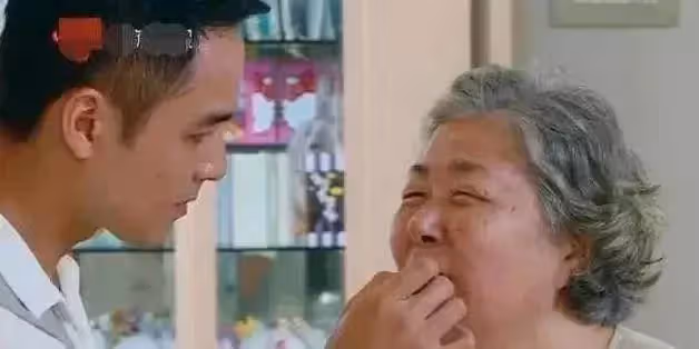 41歲明道家中內景曝光!住著一套老舊步梯房,超大玻璃推拉門光線充足,簡約樸素太接地氣了