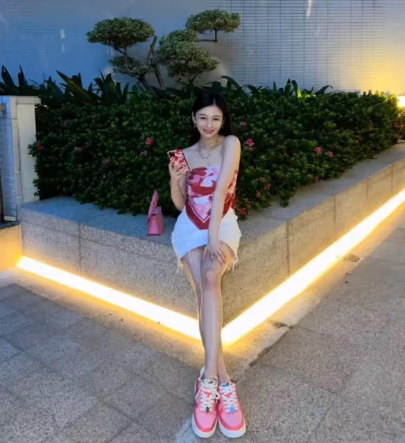 「邱淑貞女兒」曬出浴美照,浴巾當上衣,一字肩鎖骨優越,魅惑似狐貍,網友:真不愧是公認的「最美星二代」
