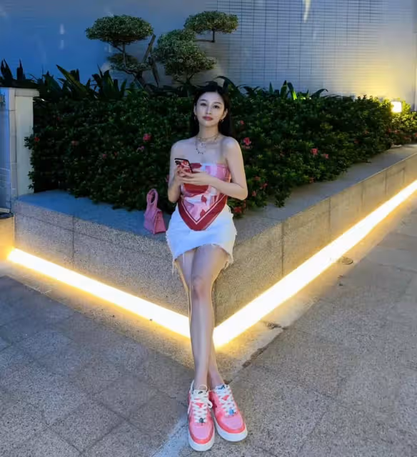「邱淑貞女兒」曬出浴美照,浴巾當上衣,一字肩鎖骨優越,魅惑似狐貍,網友:真不愧是公認的「最美星二代」