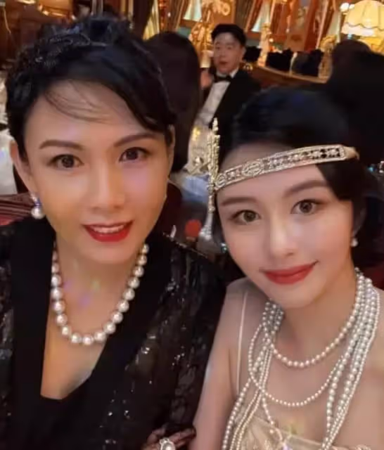 「邱淑貞女兒」曬出浴美照,浴巾當上衣,一字肩鎖骨優越,魅惑似狐貍,網友:真不愧是公認的「最美星二代」