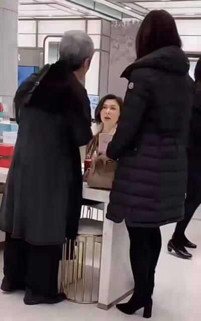 逛街偶遇關之琳買奢侈品,臉光潔僵硬不自然,沒有正常59歲老人:老去的真實感