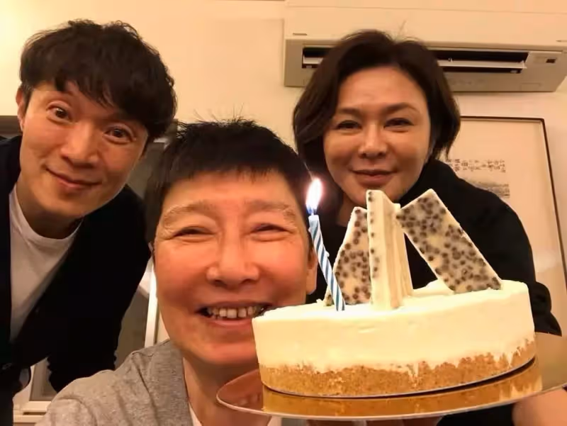 逛街偶遇關之琳買奢侈品,臉光潔僵硬不自然,沒有正常59歲老人:老去的真實感