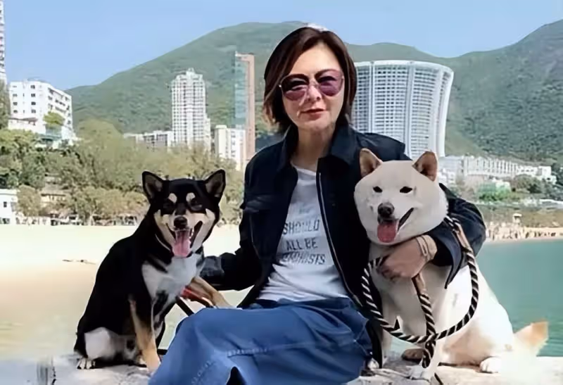 逛街偶遇關之琳買奢侈品,臉光潔僵硬不自然,沒有正常59歲老人:老去的真實感