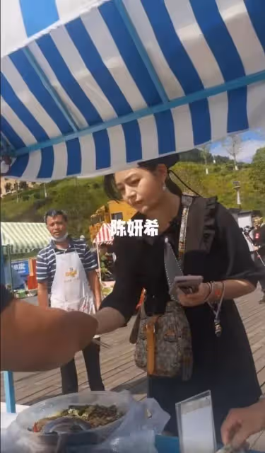陳妍希買小吃被路人偶遇!「生圖」比精修圓一圈,網友:我的初戀女神呢?