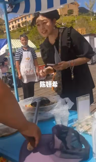 陳妍希買小吃被路人偶遇!「生圖」比精修圓一圈,網友:我的初戀女神呢?