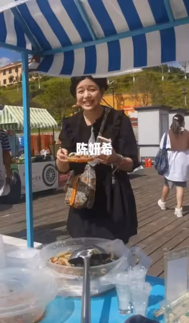 陳妍希買小吃被路人偶遇!「生圖」比精修圓一圈,網友:我的初戀女神呢?