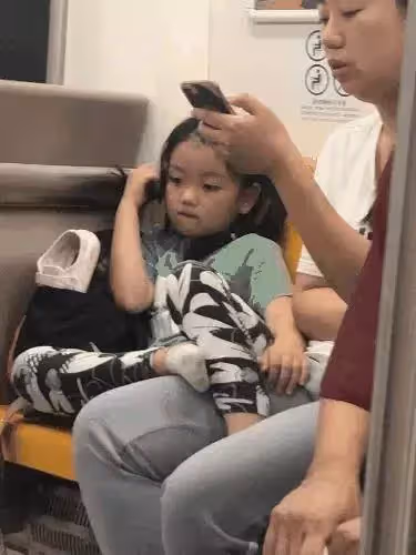4歲出道年賺百萬!哭著說要「養弟弟」的阿拉蕾,如今褪去嬰兒肥,濃眉大眼美成高級臉