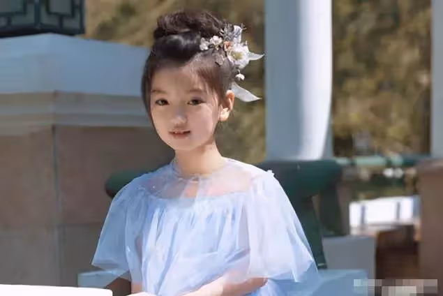 4歲出道年賺百萬!哭著說要「養弟弟」的阿拉蕾,如今褪去嬰兒肥,濃眉大眼美成高級臉