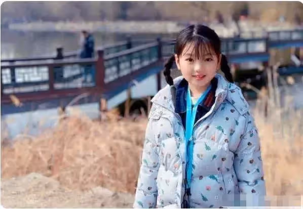 4歲出道年賺百萬!哭著說要「養弟弟」的阿拉蕾,如今褪去嬰兒肥,濃眉大眼美成高級臉