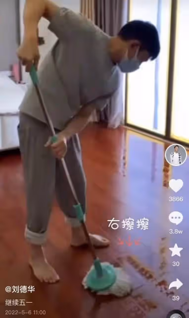 60歲的劉德華「赤腳在家拖地」,睡2000元床用廉價拖把,豪宅曝光笑開懷,家裝風格極具現代化:家中寬敞明亮