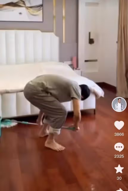 60歲的劉德華「赤腳在家拖地」,睡2000元床用廉價拖把,豪宅曝光笑開懷,家裝風格極具現代化:家中寬敞明亮