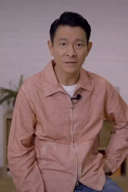 60歲的劉德華「赤腳在家拖地」,睡2000元床用廉價拖把,豪宅曝光笑開懷,家裝風格極具現代化:家中寬敞明亮