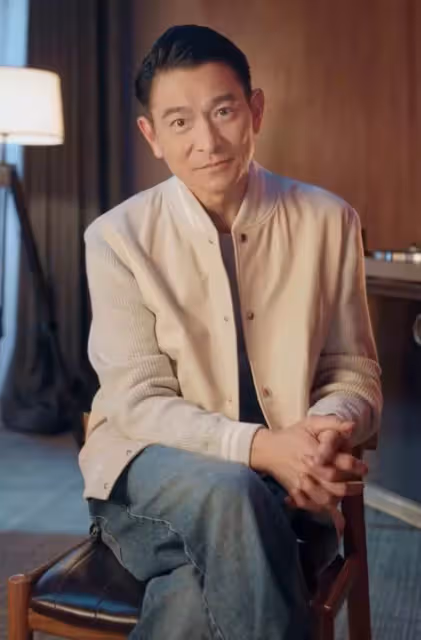 60歲的劉德華「赤腳在家拖地」,睡2000元床用廉價拖把,豪宅曝光笑開懷,家裝風格極具現代化:家中寬敞明亮