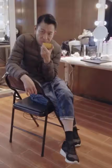 60歲的劉德華「赤腳在家拖地」,睡2000元床用廉價拖把,豪宅曝光笑開懷,家裝風格極具現代化:家中寬敞明亮