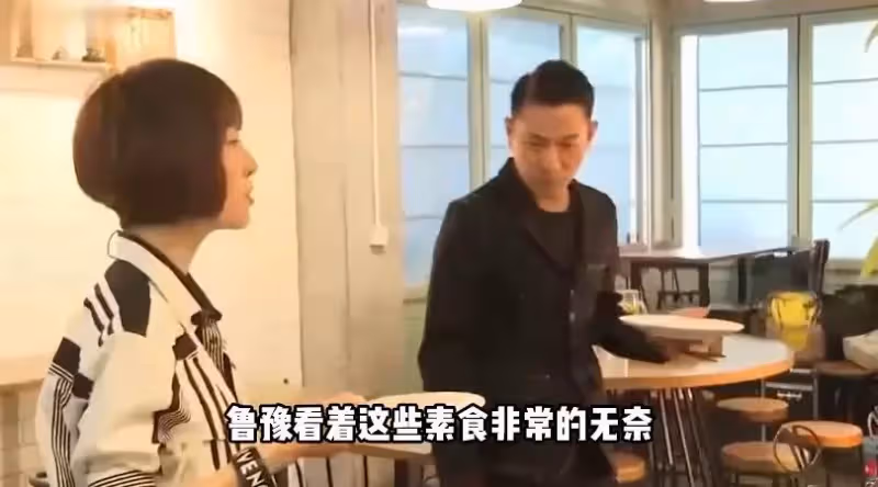 60歲的劉德華「赤腳在家拖地」,睡2000元床用廉價拖把,豪宅曝光笑開懷,家裝風格極具現代化:家中寬敞明亮