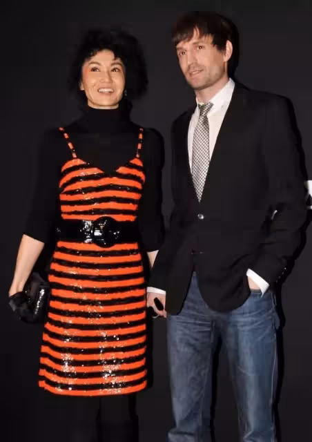 57歲張曼玉近況曝光!穿掛脖裙「不服老」還鋪滿亮片,瘦到脫相但依舊優雅大方