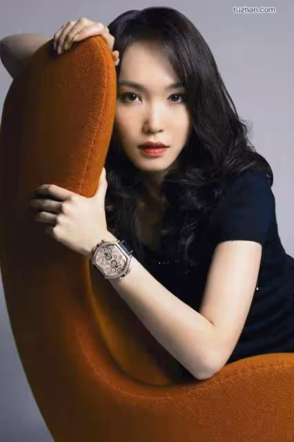 看新加坡一姐范文芳出道至今的容貌變化:年輕時不輸李若彤,50歲仍滿滿少女感