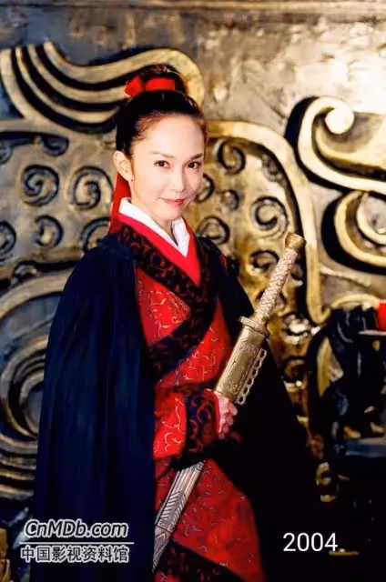 看新加坡一姐范文芳出道至今的容貌變化:年輕時不輸李若彤,50歲仍滿滿少女感