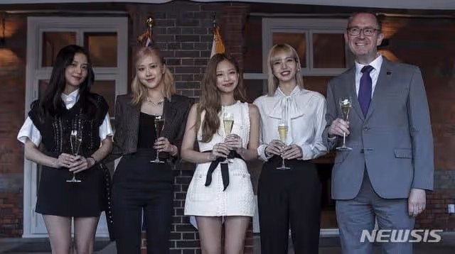 英女王96歲生日祝賀宴！BLACKNK出席大使館現場照曝光