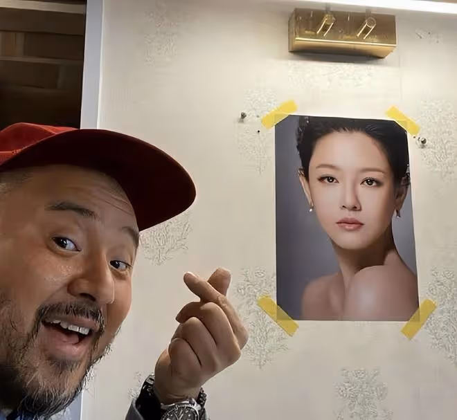 具俊曄也太會做生意了吧，連烤肉店廁所門都貼上了大S的照片！