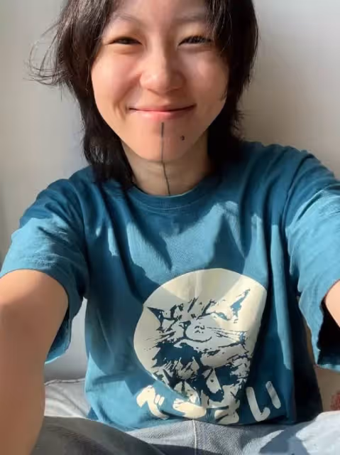 王菲大女兒竇靖童近照曝光！25歲曬懟臉自拍，素顏出鏡凌亂中長發好飄逸，下巴處的紋身搶足鏡頭，網友：未來可期