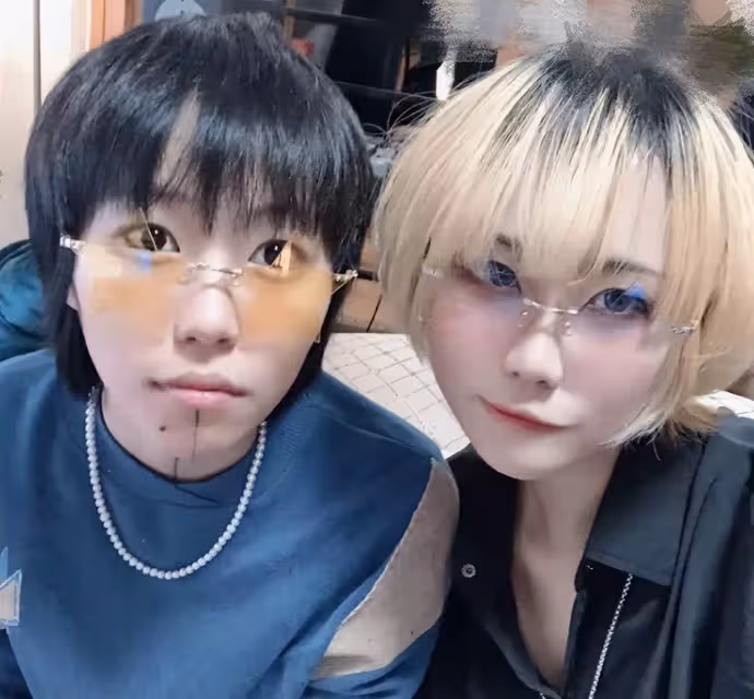 王菲大女兒竇靖童近照曝光！25歲曬懟臉自拍，素顏出鏡凌亂中長發好飄逸，下巴處的紋身搶足鏡頭，網友：未來可期